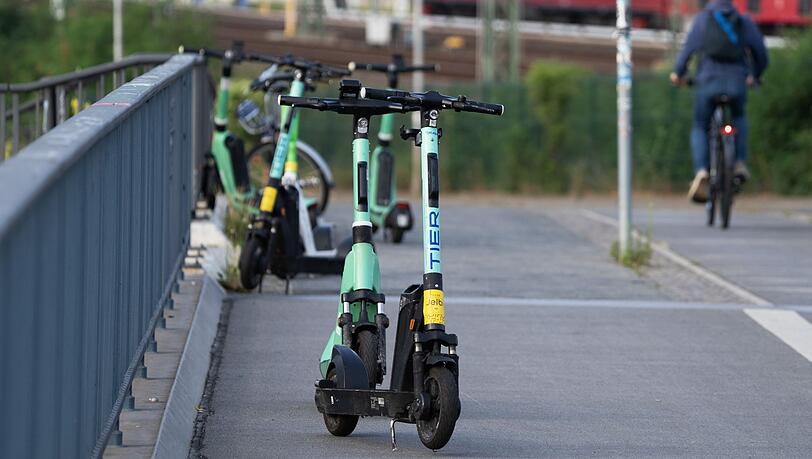 Elektroroller auf einem Gehweg.