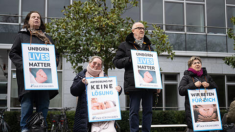Abtreibungsgegner der Aktion "40 Tage für das Leben" beten während der Fastenzeit bundesweit vor der Schwangerschaftsberatung Pro Familia.