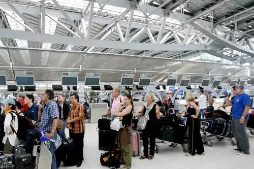 Stundenlanges Warten müssen die Touristen am internationalen Flughafen in Bangkok derzeit ertragen.