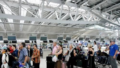 Stundenlanges Warten müssen die Touristen am internationalen Flughafen in Bangkok derzeit ertragen. Stundenlanges Warten müssen die Touristen am internationalen Flughafen in Bangkok derzeit ertragen.