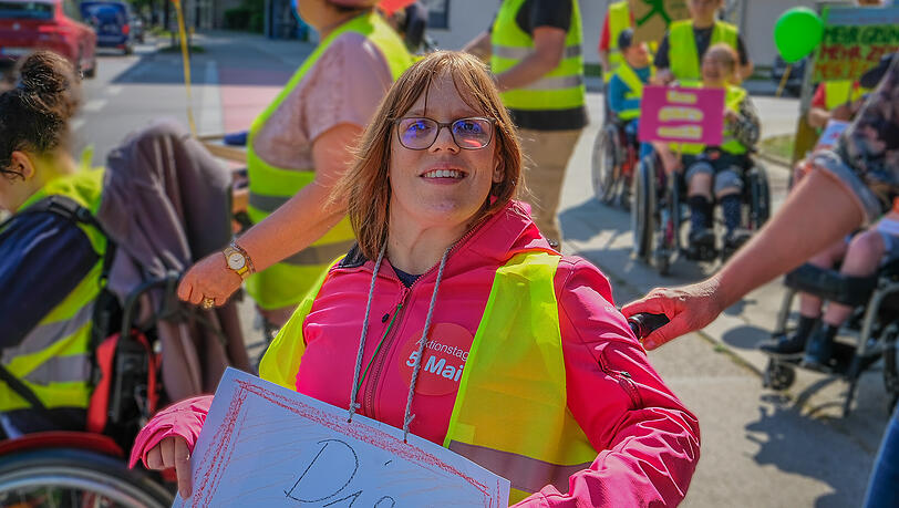 Melanie Bergzoll (39) demonstriert gemeinsam mit anderen an der Chiemgaustra&szlig;e f&uuml;r eine l&auml;ngere Gr&uuml;nphase. Menschen im Rollstuhl oder mit Sehbehinderung h&auml;tten Schwierigkeiten, die Stra&szlig;e w&auml;hrend der besonders kurzen Ampelschaltung zu &uuml;berqueren, sagt sie.