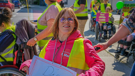 Melanie Bergzoll (39) demonstriert gemeinsam mit anderen an der Chiemgaustra&szlig;e f&uuml;r eine l&auml;ngere Gr&uuml;nphase. Menschen im Rollstuhl oder mit Sehbehinderung h&auml;tten Schwierigkeiten, die Stra&szlig;e w&auml;hrend der besonders kurzen Ampelschaltung zu &uuml;berqueren, sagt sie.