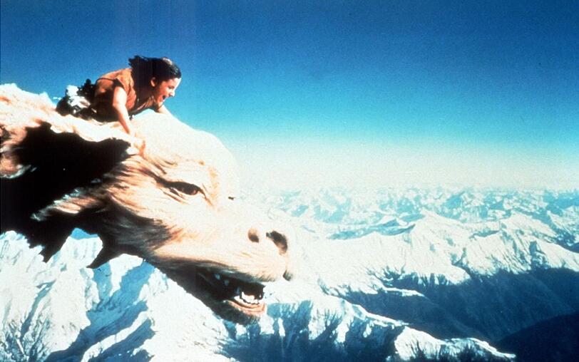 Der Glücksdrache Fuchur begleitet Atréju (Noah Hathaway) auf seinem Weg durch das Land Phantásien. Bis heute kann man das Modell des Drachen in der Bavaria Filmstadt bei München nicht nur sehen, sondern auch anfassen und sogar kurz reiten wie Atréju. Der Glücksdrache Fuchur begleitet Atréju (Noah Hathaway) auf seinem Weg durch das Land Phantásien. Bis heute kann man das Modell des Drachen in der Bavaria Filmstadt bei München nicht nur sehen, sondern auch anfassen und sogar kurz reiten wie Atréju.
