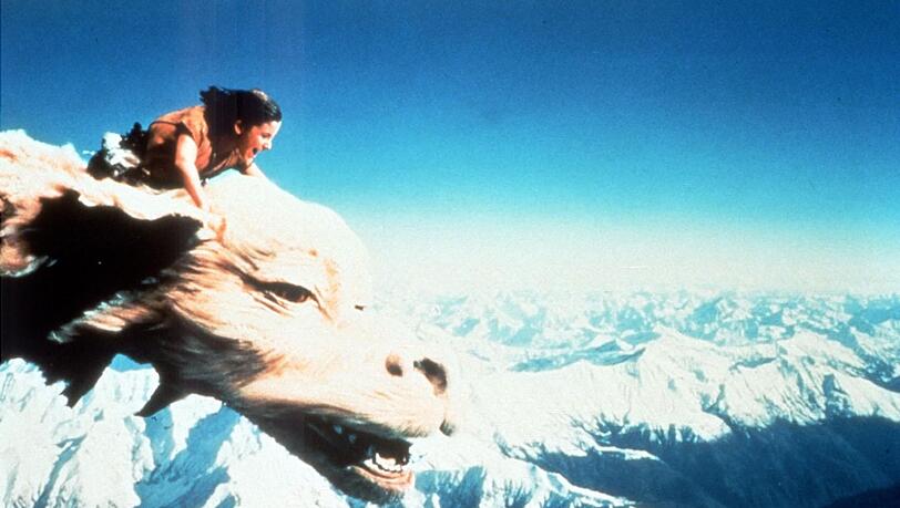 Der Glücksdrache Fuchur begleitet Atréju (Noah Hathaway) auf seinem Weg durch das Land Phantásien. Bis heute kann man das Modell des Drachen in der Bavaria Filmstadt bei München nicht nur sehen, sondern auch anfassen und sogar kurz reiten wie Atréju. Der Glücksdrache Fuchur begleitet Atréju (Noah Hathaway) auf seinem Weg durch das Land Phantásien. Bis heute kann man das Modell des Drachen in der Bavaria Filmstadt bei München nicht nur sehen, sondern auch anfassen und sogar kurz reiten wie Atréju.