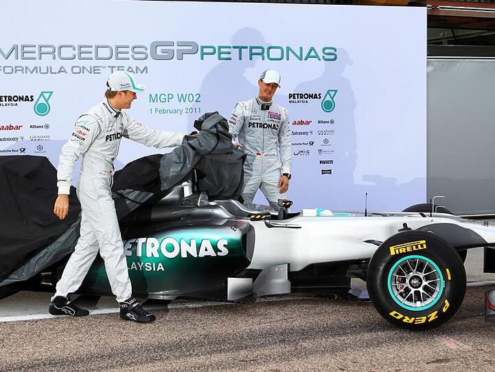 Drohen Michael Schumacher (l.) und Nico Rosberg mit dem Silberpfeil wieder eine verkorkste Saison?
