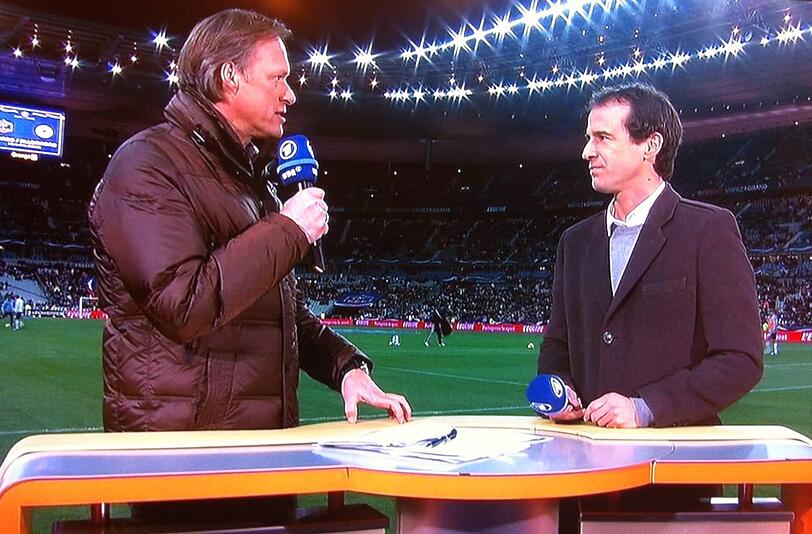 Mehmet Scholl (r.) verlässt den FC Bayern zugunsten seines TV-Vertrags mit der ARD.