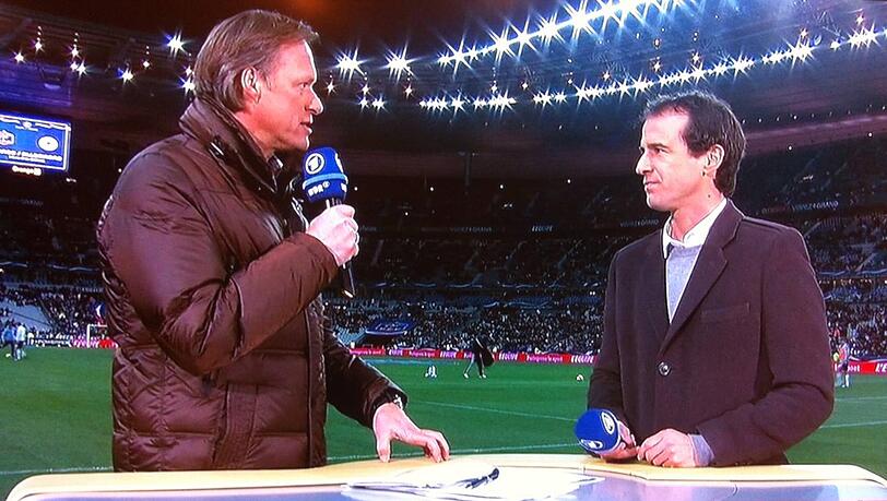 Mehmet Scholl (r.) verlässt den FC Bayern zugunsten seines TV-Vertrags mit der ARD. Mehmet Scholl (r.) verlässt den FC Bayern zugunsten seines TV-Vertrags mit der ARD.