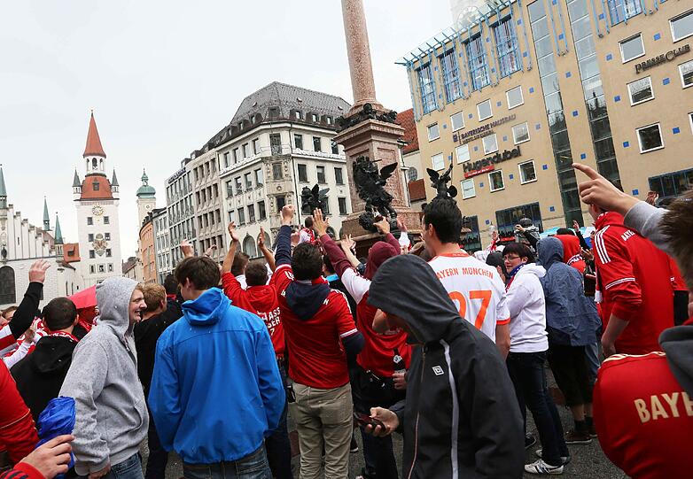 Die Bayernfans sind bereit für einen außergewöhnlichen Fußballabend. Bei brittischem Wetter und bayerischem Bier präsentieren sie die Fans lautstark am Marienplatz. Die besten Bilder.