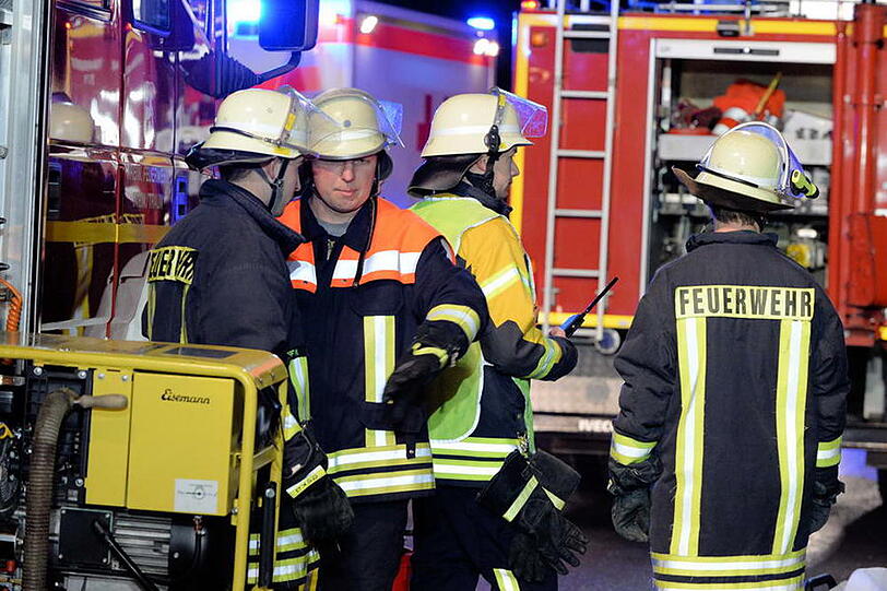74-Jähriger Mann aus Neuss kollidiert mit einem Sattelzug bei Traunreut. Er stirbt im Krankehnaus. Hier die Bilder der Bergungsaktion.