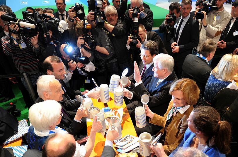 Landesgruppenchefin Gerda Hasselfeldt (von links unten, im Uhrzeigersinn), der ehemalige Ministerpräsident Edmund Stoiber, der Bezirksvorsitzende in Niederbayern, Manfred Weber, Generalsekretär Andreas Scheuer, der bayerische Ministerpräsident Horst Seehofer (alle CSU) und seine Frau Karin