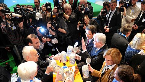 Landesgruppenchefin Gerda Hasselfeldt (von links unten, im Uhrzeigersinn), der ehemalige Ministerpräsident Edmund Stoiber, der Bezirksvorsitzende in Niederbayern, Manfred Weber, Generalsekretär Andreas Scheuer, der bayerische Ministerpräsident Horst Seehofer (alle CSU) und seine Frau Karin