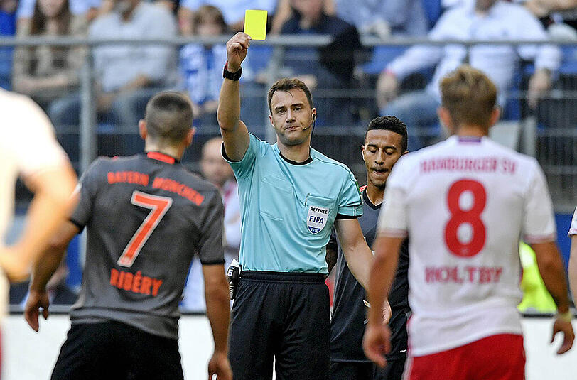 In der 73. Minute zeigt Schiri Felix Zwayer Frnack Ribéry Gelb für seinen Kniff in Müllers Wange. Die HSV-Fans fordern Rot.