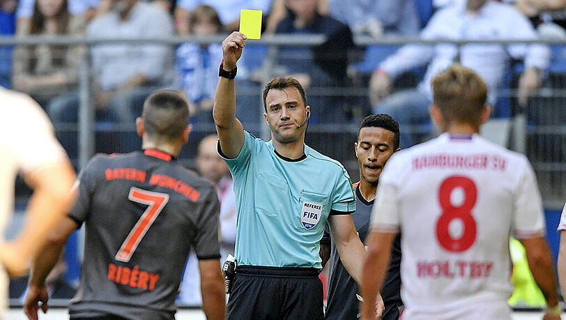 In der 73. Minute zeigt Schiri Felix Zwayer Frnack Ribéry Gelb für seinen Kniff in Müllers Wange. Die HSV-Fans fordern Rot. In der 73. Minute zeigt Schiri Felix Zwayer Frnack Ribéry Gelb für seinen Kniff in Müllers Wange. Die HSV-Fans fordern Rot.