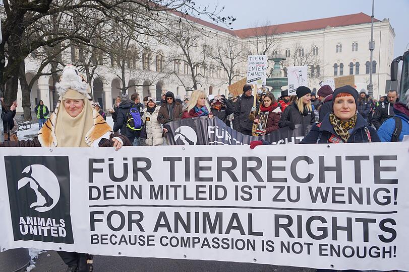 Hunderte Demonstranten setzten sich am Samstag für Zirkus ohne Tiere ein.