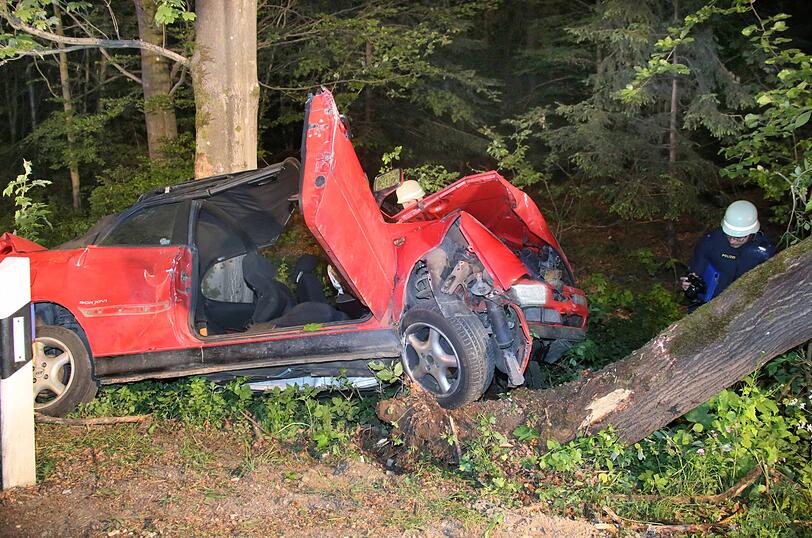 Ein mit vier Personen besetzter VW Cabrio wurde in der Nacht auf Freitag an einen Baum geschleudert. Die Bilder vom Einsatz.