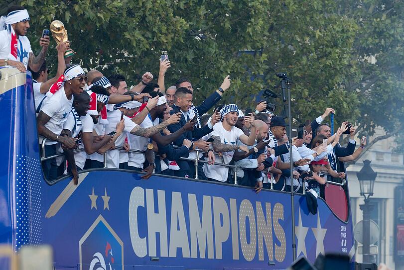 Hunderttausende feierten am Montag die Fußball-Weltmeister nach ihrer Ankunft auf den Pariser Champs-Élysées.