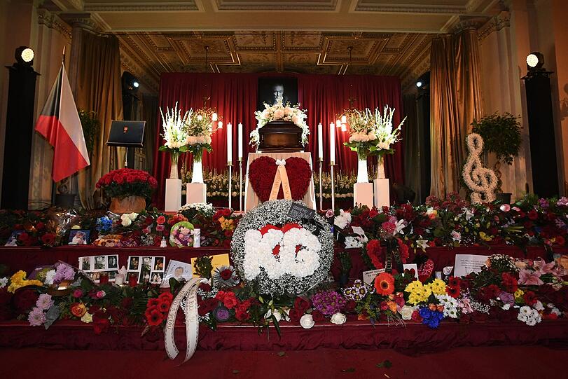 Von Fans niedergelegte Blumen, Fotos und Botschaften stehen vor dem aufgebahrten Sarg mit dem Leichnam des Sängers Karel Gott im Prager Sophienpalais.