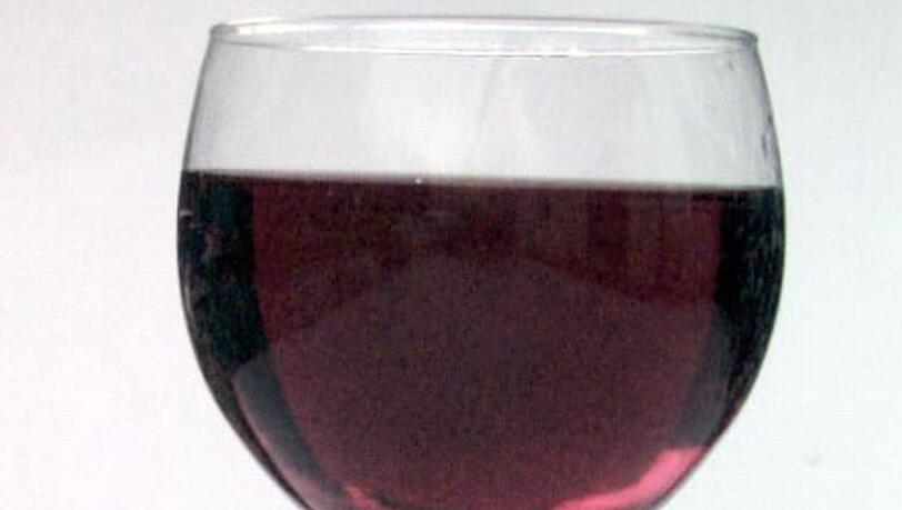 Der Begleittext zum Foto des Politikers habe gelautet: „Er wollte ein Glas Rotwein...“ Der Begleittext zum Foto des Politikers habe gelautet: „Er wollte ein Glas Rotwein...“