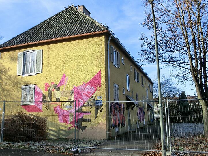 Die GWG-Häuser stehen im Umbruch. Ein Künstler hat hier noch einmal dem Tot geweihten Haus in der Dientzenhoferstraße 15-17 einen schönen Blickfang vor dem Abriss verpasst.