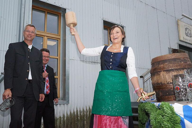 Feuerprobe bestanden. Sehen Sie hier, wie sich die neue Bierkönigin beim Anzapfen anstellte.