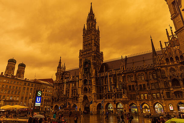 März 2022: Der orangefarbene Himmel über dem Marienplatz. März 2022: Der orangefarbene Himmel über dem Marienplatz.