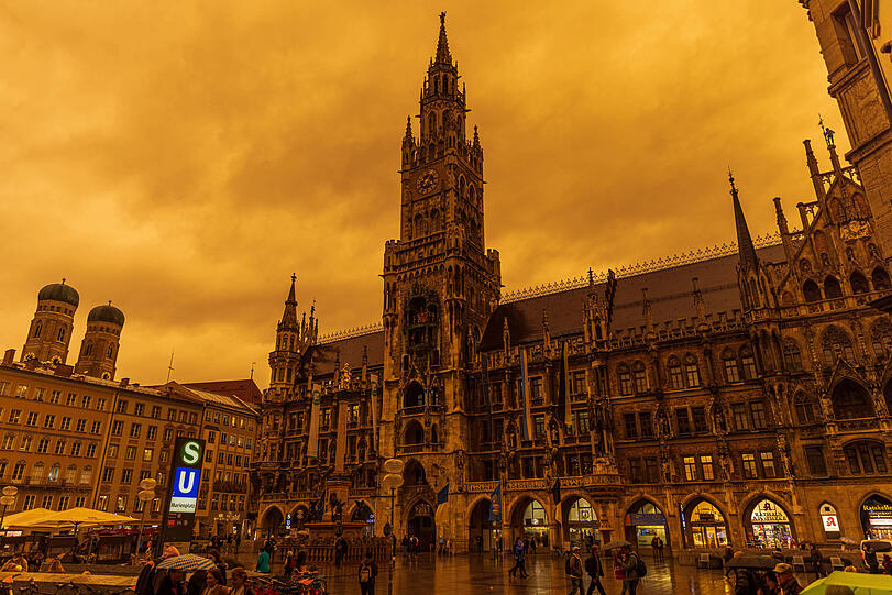 Der orangefarbene Himmel über dem Marienplatz.