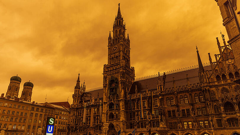 März 2022: Der orangefarbene Himmel über dem Marienplatz. März 2022: Der orangefarbene Himmel über dem Marienplatz.