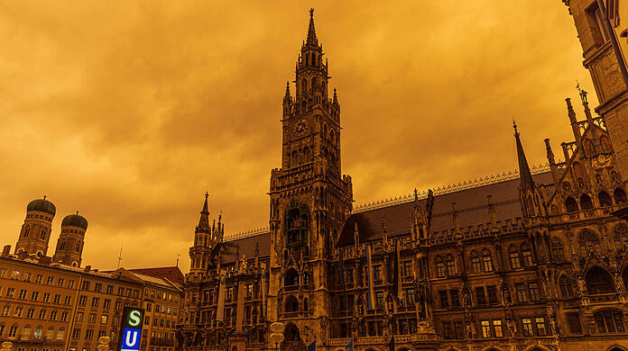 Der orangefarbene Himmel über dem Marienplatz.