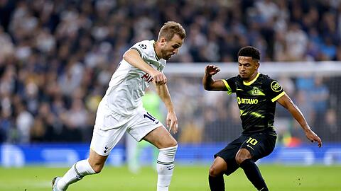 Harry Kane (l) von Tottenham Hotspur in Aktion gegen Marcus Edwards von Sporting Lissabon.