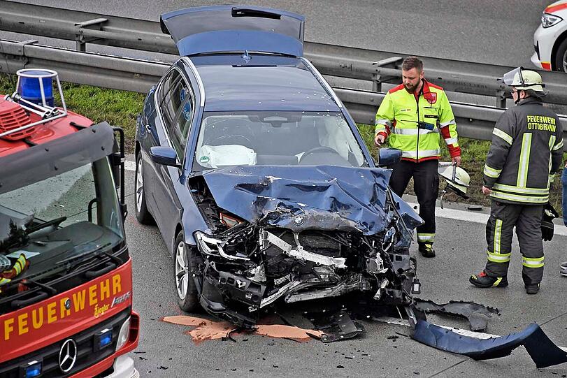 Der BMW-Fahrer wurden von einem Rettungswagen ins Krankenhaus gebracht.