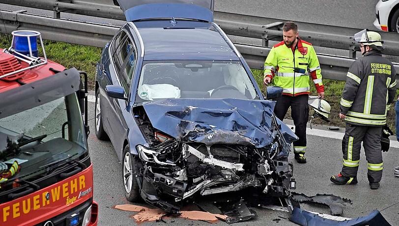 Der BMW-Fahrer wurden von einem Rettungswagen ins Krankenhaus gebracht.