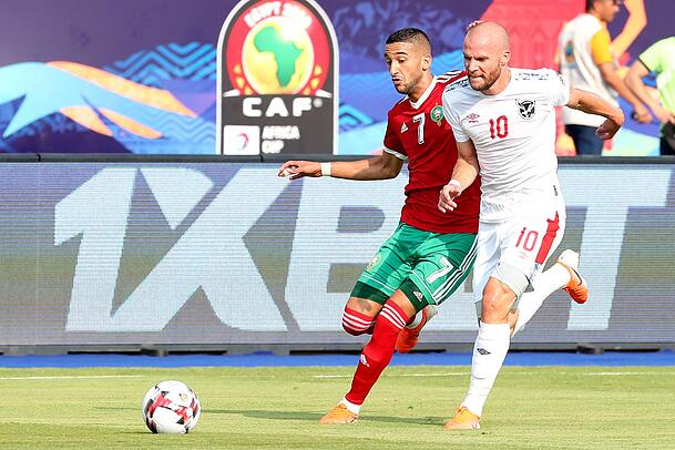 Manfred Starke als Nationalspieler beim Afrika-Cup – hier gegen Hakim Ziyech aus Marokko. Manfred Starke als Nationalspieler beim Afrika-Cup – hier gegen Hakim Ziyech aus Marokko.