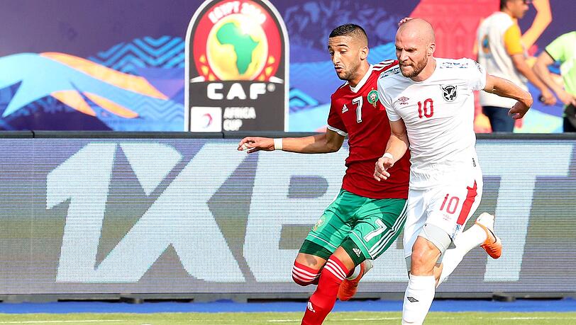 Manfred Starke als Nationalspieler beim Afrika-Cup – hier gegen Hakim Ziyech aus Marokko. Manfred Starke als Nationalspieler beim Afrika-Cup – hier gegen Hakim Ziyech aus Marokko.