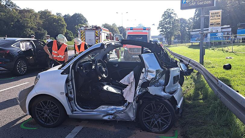 Die Feuerwehr München bei einem Verkehrsunfall in München-Milbertshofen im Einsatz. Der Smart musste nach einem Aufprall mit schwerem Gerät geöffnet werden.