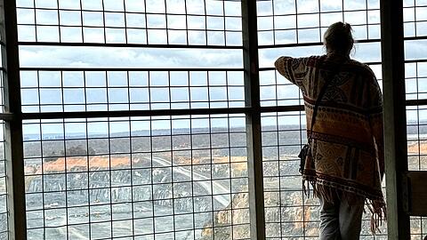 Besucher können die gewaltige Mine von einem Aussichtspunkt aus bestaunen - und sie soll bald noch größer werden.