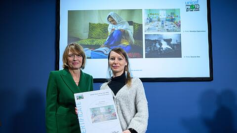 Elke B&uuml;denbender, die auch Schirmherrin von Uncef ist, &uuml;bergibt der Zweitplatzierten Natalya Saprunova ihre Urkunde.