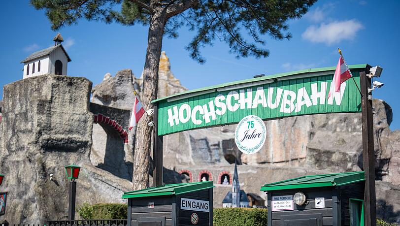 Die Bahn gehört zu den ältesten Fahrgeschäften des Praters. Die Bahn gehört zu den ältesten Fahrgeschäften des Praters.