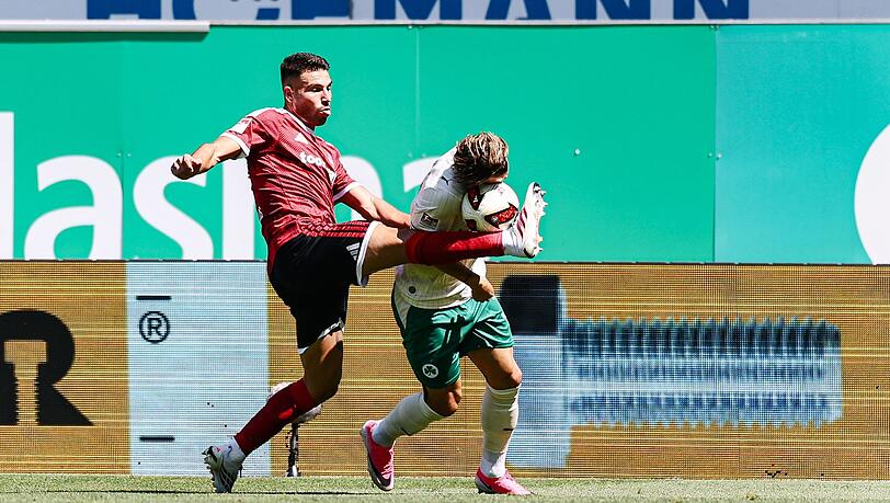 Die Spieler von F&uuml;rth und N&uuml;rnberg schenkten sich im 277. Frankenderby nichts.