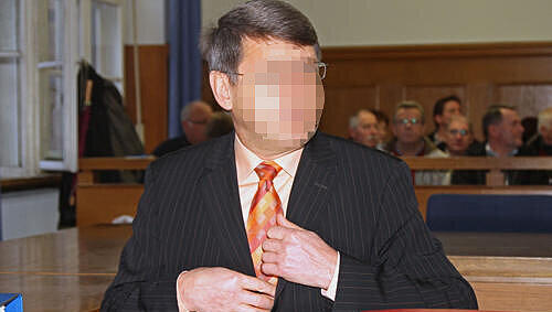 Die Tricks des angeklagten Ex-Raiffeisen-Bankvorstands Georg G. (56) flogen erst 2008 bei einer Routine-Kontrolle auf. Die Tricks des angeklagten Ex-Raiffeisen-Bankvorstands Georg G. (56) flogen erst 2008 bei einer Routine-Kontrolle auf.