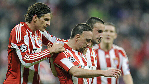 Die Jubel-Bayern: Mario Gomez gratuliert Franck Ribéry. Die Jubel-Bayern: Mario Gomez gratuliert Franck Ribéry.