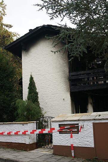 Völlig verkohlt: Brenos Villa in Grünwald ist völlig abgefackelt. Jetzt ermittelt die Staatsanwaltschaft gegen den Bayern-Star