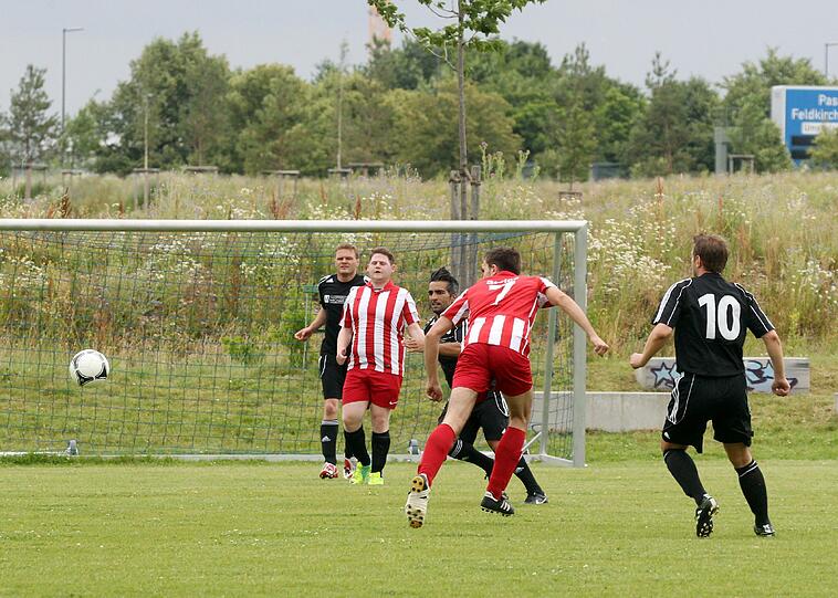 3. Runde bei den AZ-Freizeitkickern: eine Szene aus dem Spiel Maccabi Munich Legends gegen SchlussMitLustig.