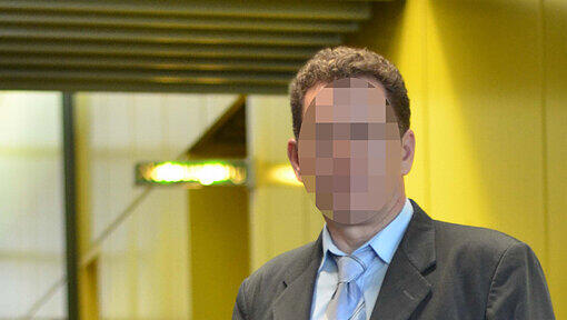 6.400 Euro Geldstrafe wegen vorsätzlicher Körperverletzung soll Busfahrer Toni B. (40) bezahlen. 6.400 Euro Geldstrafe wegen vorsätzlicher Körperverletzung soll Busfahrer Toni B. (40) bezahlen.