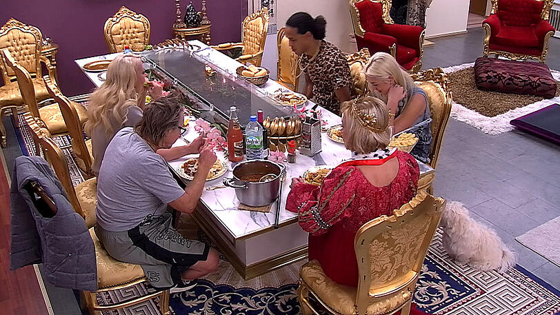 Männer in Stöckelschuhen, Fancy verlässt das Haus und Königin Marijke versammelt ihre Tafelrunde. Weitere Bilder von Tag 13 im Big Brother Haus.