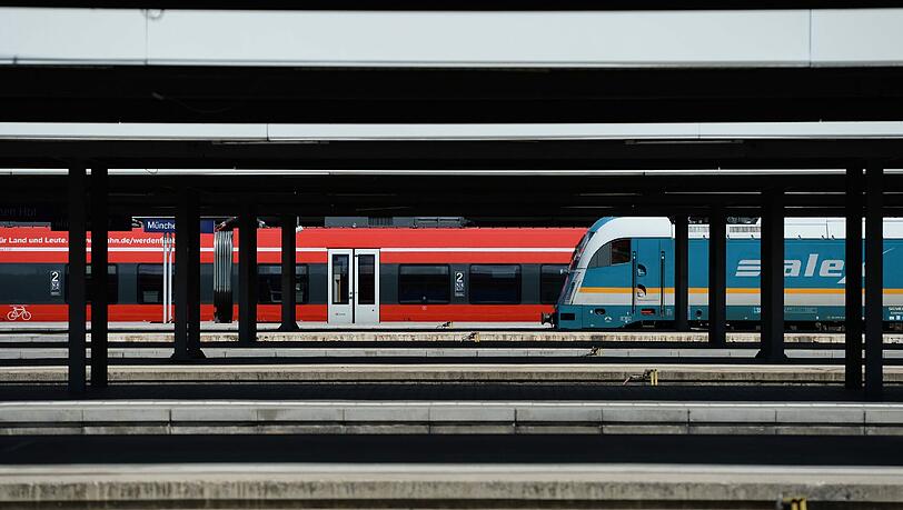 Zug-Drama in Witten: Eine 20-Jähriger wird auf dem Gleis getötet. Er wollte eine Frau retten, die sich vor den Zug werfen wollte. Zug-Drama in Witten: Eine 20-Jähriger wird auf dem Gleis getötet. Er wollte eine Frau retten, die sich vor den Zug werfen wollte.