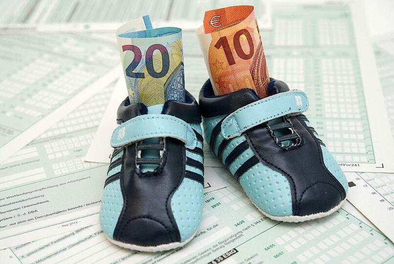 Kindergeld trotz Umzug in die Schweiz? Das Amtsgericht urteilte jetzt über den Fall einer 23-jährigen Frau.