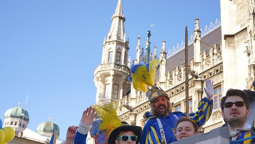 Kazimir, der Damische Ritter mit der roten Nase, winkt faschingshuldvoll in die Menge. Seine damischen Spezln winken den Zuschauern am Marienplatz nicht weniger motiviert zu. Kazimir, der Damische Ritter mit der roten Nase, winkt faschingshuldvoll in die Menge. Seine damischen Spezln winken den Zuschauern am Marienplatz nicht weniger motiviert zu.