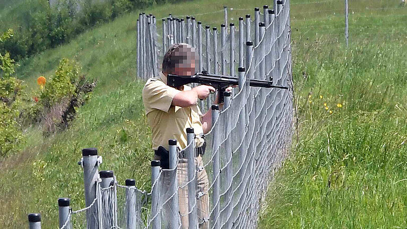 Wildwest an der A94: 17 entflohene Rindviecher hielten die "Cowboys" von Polizei und Feuerwehr stundenlang auf Trab. Die Bilder von der Stierhatz.