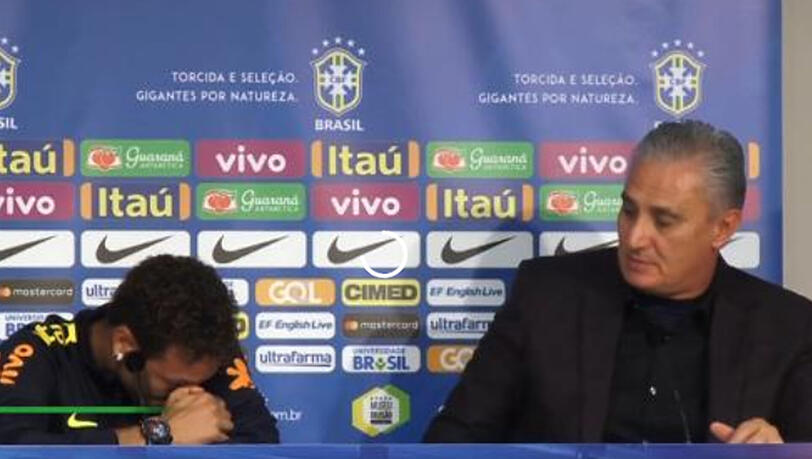Mit Tränen in den Augen verfolgte Neymar (links) die Ausführungen seines Nationalcoaches Tite neben ihm auf dem Podium. Mit Tränen in den Augen verfolgte Neymar (links) die Ausführungen seines Nationalcoaches Tite neben ihm auf dem Podium.