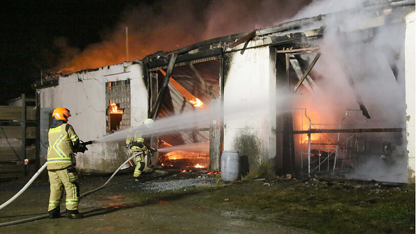 Die Ursache für den Brand ist noch unklar. Klicken Sie sich durch die Bilder des Feuerwehreinsatzes in Mettenheim.